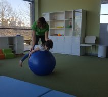 Galeria - Fizjoterapeutka dziecięca, Justyna Iwanek, w trakcie terapii wad postawy z Małą Pacjentką