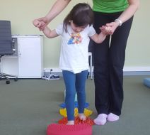 Galeria - Fizjoterapeutka dziecięca, Justyna Iwanek, w trakcie terapii wad postawy z Małą Pacjentką